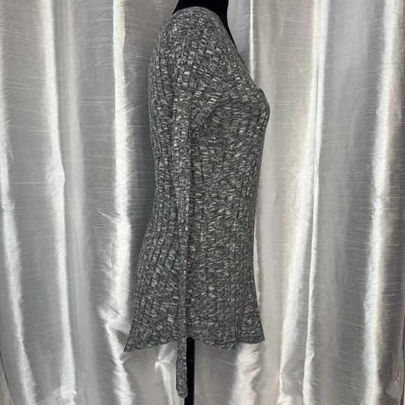 Abercrombie & Fitch Women’s Medium Ribbed Knit Long Sleeve Stretch Scoop Hem Top - Picture 2 of 7